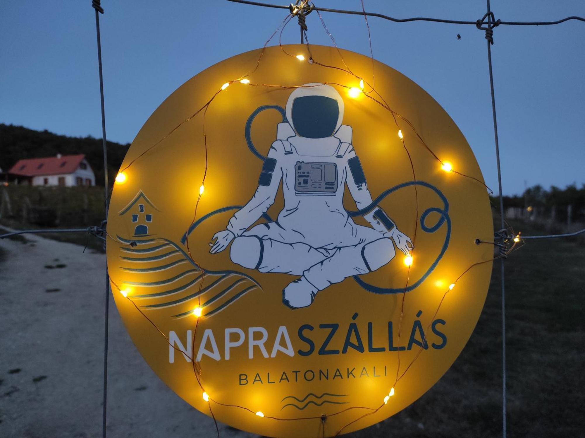 Napraszallas Vendeghaz บาลาโตนาคาลิ ภายนอก รูปภาพ